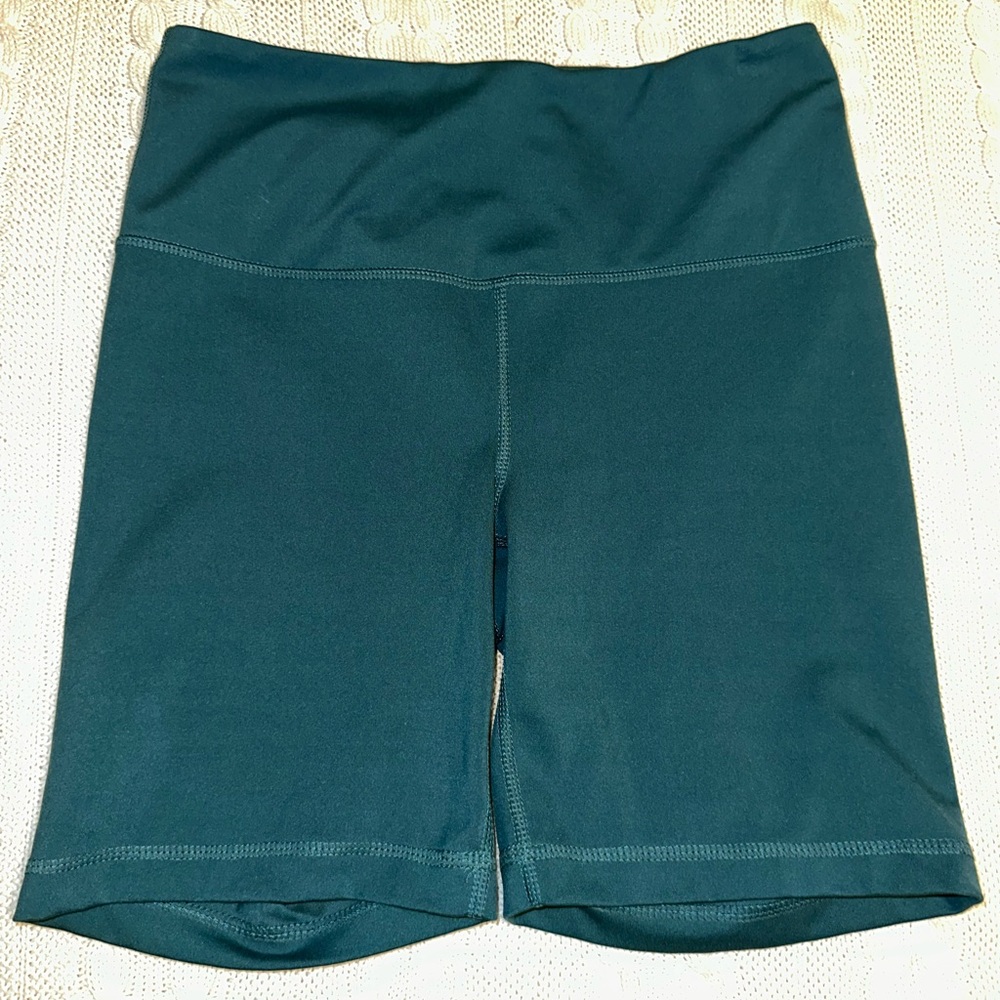 YOGALICIOUS Lux 6 1/2” Short Jade Size Medium